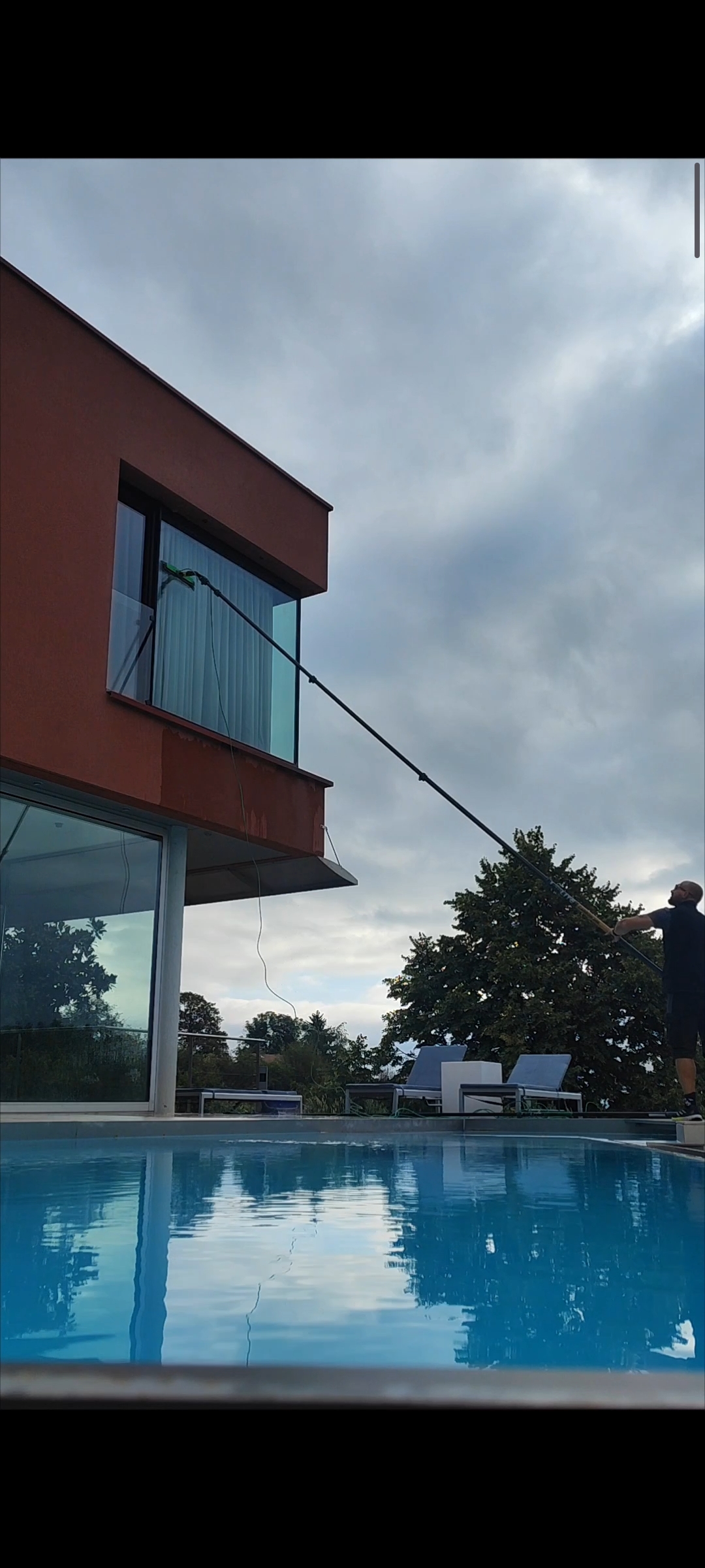 Nettoyage des vitres d’une entreprise en films solaires