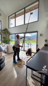 Vitres inaccessibles au dessus d’une piscine